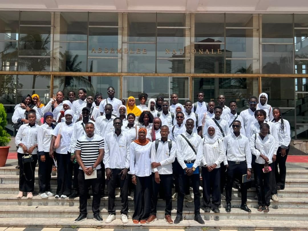 Étudiants de la Senegal Oil and Gas Academy devant l'Assemblée Nationale du Sénégal, lors d'une visite pédagogique