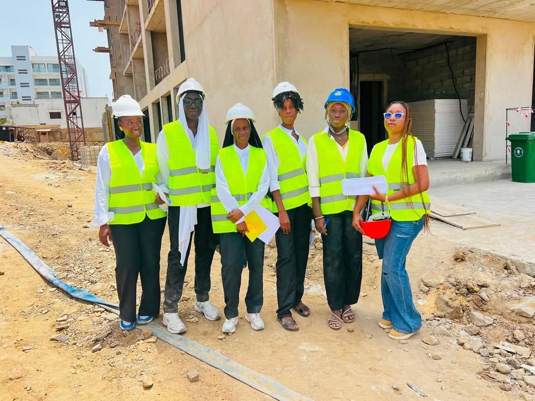 Groupe d'étudiants SOGA en visite sur un chantier industriel