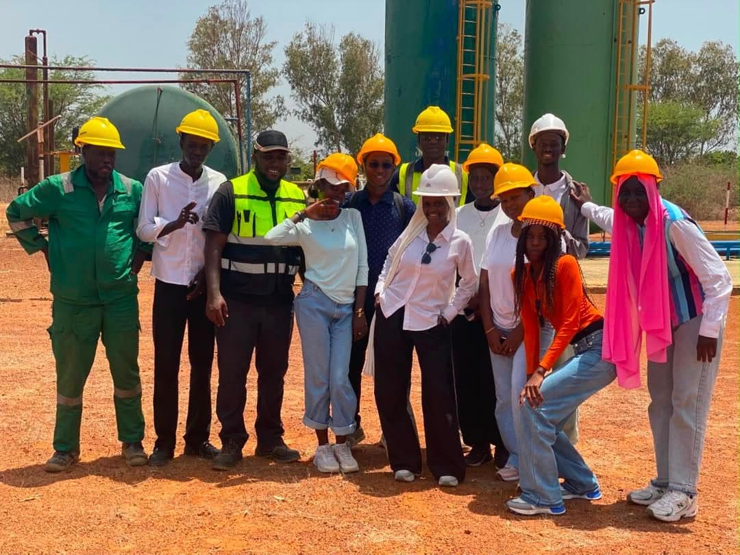 Étudiants SOGA en visite de terrain, casques de sécurité